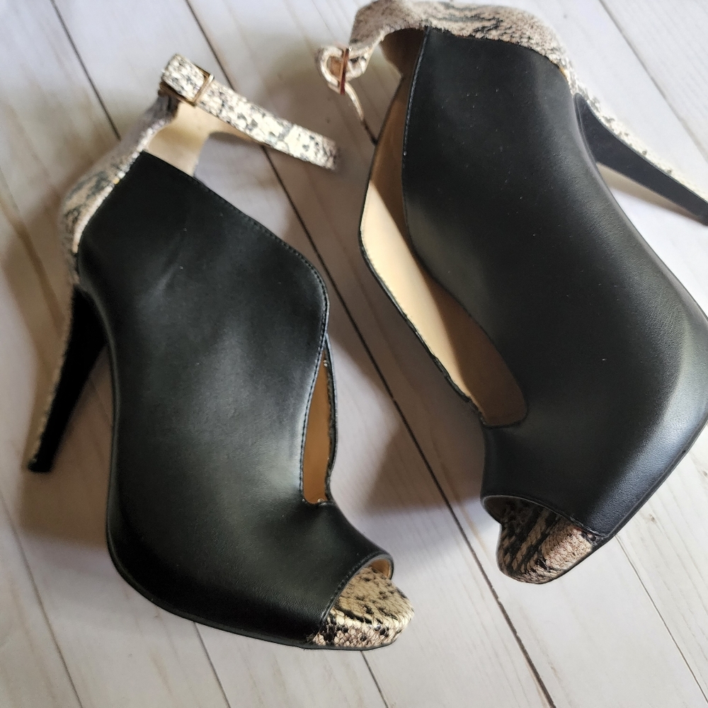 Jessica Simpson black snakeskin shoes size 7 4 inch heels